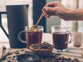 胃健康警示：美酒与咖啡搭配的挑战